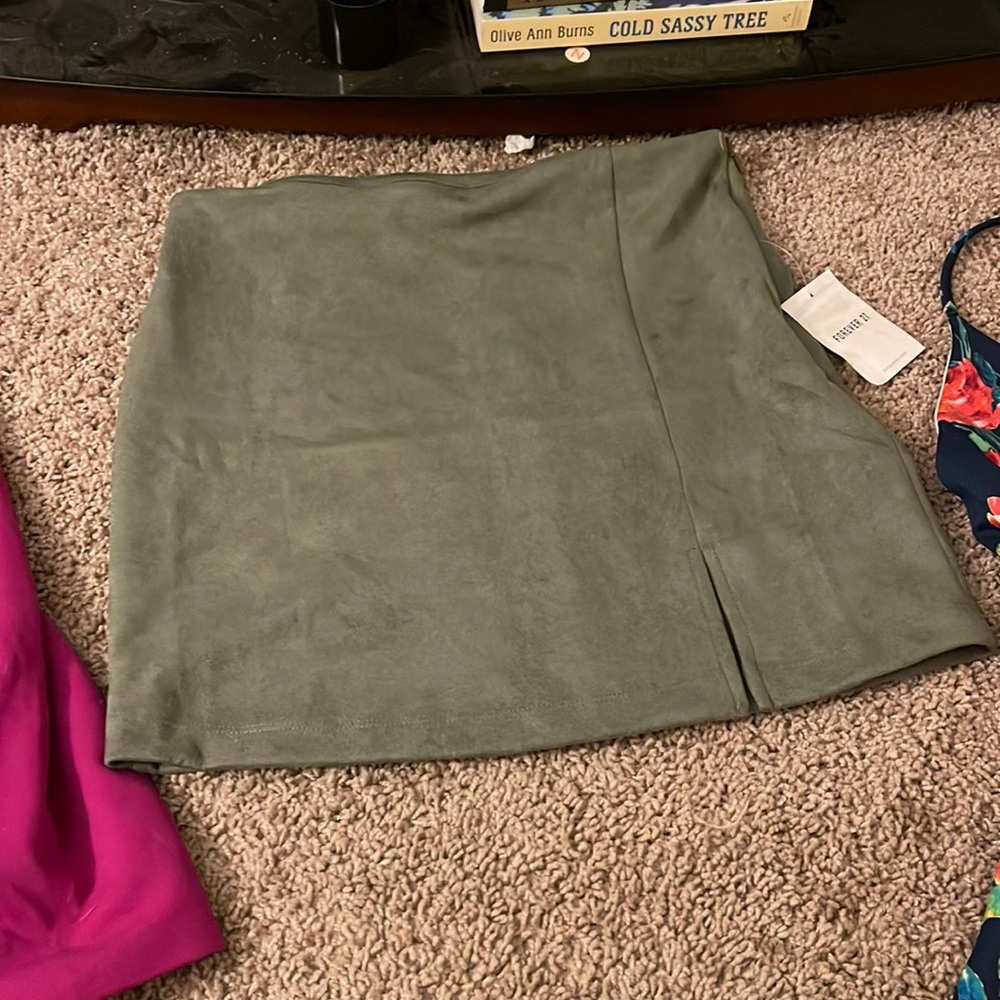 Olive green skirt. Never worn. Forever 21